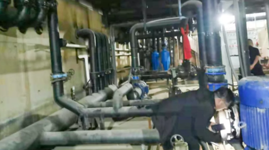 大量違規(guī)地?zé)峋魂P(guān)停，改空氣源熱泵運(yùn)營成本僅11.3元/㎡